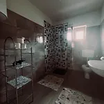 Elena Apartment- Spacious For 6, 2 Bathrooms, Free Parking