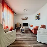 Elena Apartment- Spacious For 6, 2 Bathrooms, Free Parking