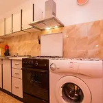 Elena Apartment- Spacious For 6, 2 Bathrooms, Free Parking 로비니