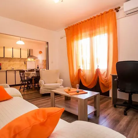 Elena Apartment- Spacious For 6, 2 Bathrooms, Free Parking Apartment Rovinj