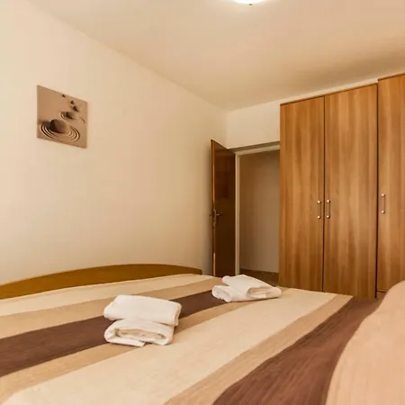 Elena Apartment- Spacious For 6, 2 Bathrooms, Free Parking Rovinj