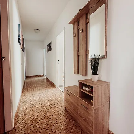 Elena Apartment- Spacious For 6, 2 Bathrooms, Free Parking רוביני