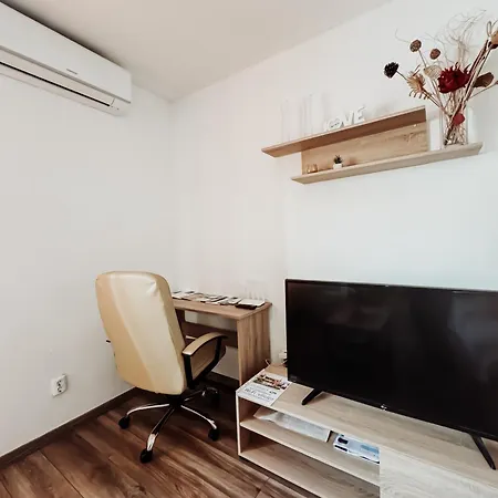 Elena Apartment- Spacious For 6, 2 Bathrooms, Free Parking
