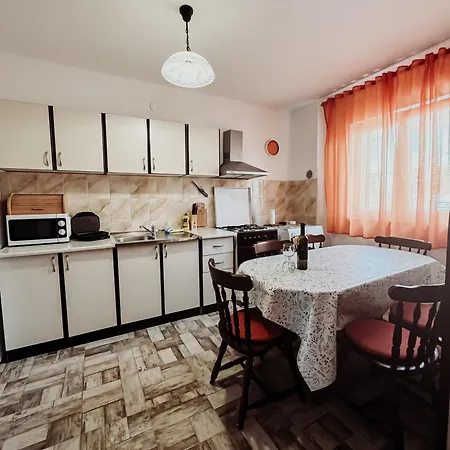 شقة Elena Apartment- Spacious For 6, 2 Bathrooms, Free Parking روفينج