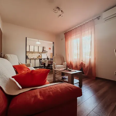 Elena Apartment- Spacious For 6, 2 Bathrooms, Free Parking