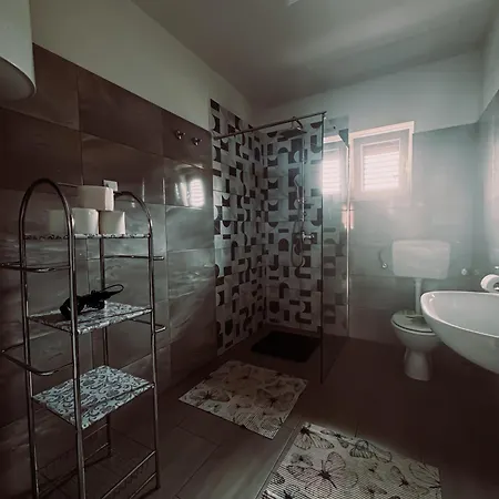 Elena Apartment- Spacious For 6, 2 Bathrooms, Free Parking
