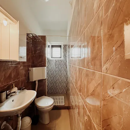 דירה Elena Apartment- Spacious For 6, 2 Bathrooms, Free Parking *