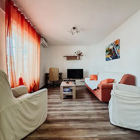 Elena Apartment- Spacious For 6, 2 Bathrooms, Free Parking