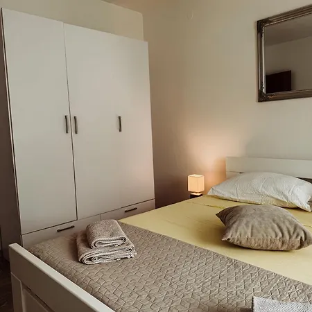 דירה Elena Apartment- Spacious For 6, 2 Bathrooms, Free Parking רוביני