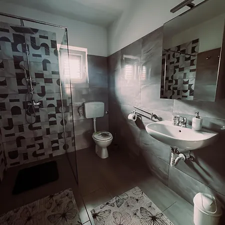 דירה Elena Apartment- Spacious For 6, 2 Bathrooms, Free Parking רוביני