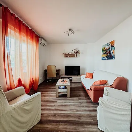 Elena Apartment- Spacious For 6, 2 Bathrooms, Free Parking