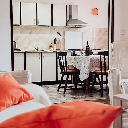 Elena Apartment- Spacious For 6, 2 Bathrooms, Free Parking
