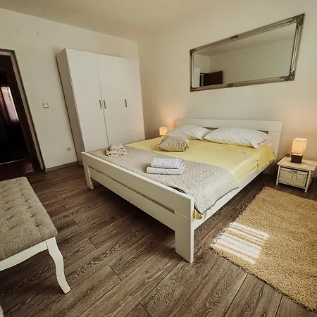 דירה Elena Apartment- Spacious For 6, 2 Bathrooms, Free Parking