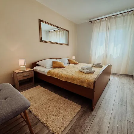 Elena Apartment- Spacious For 6, 2 Bathrooms, Free Parking רוביני