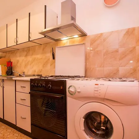 Elena Apartment- Spacious For 6, 2 Bathrooms, Free Parking רוביני