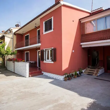 Elena Apartment- Spacious For 6, 2 Bathrooms, Free Parking شقة