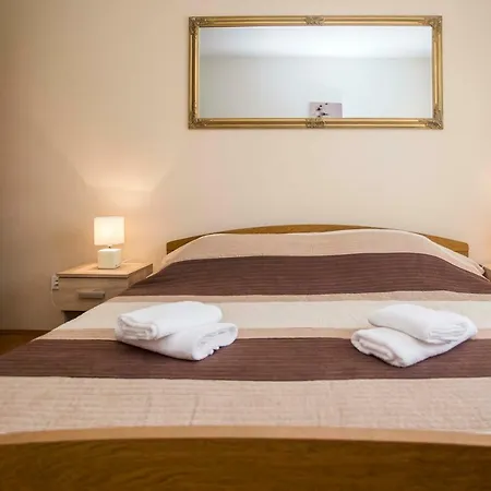 Elena Apartment- Spacious For 6, 2 Bathrooms, Free Parking רוביני